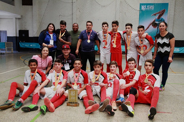 Vice-campeões no ano passado, a equipe da Escola Estadual Pedro Lesa, de São Miguel do Anta, conquistou o título do futsal, no Módulo I, em 2017. Foto: Rogério Costa/FEEMG 